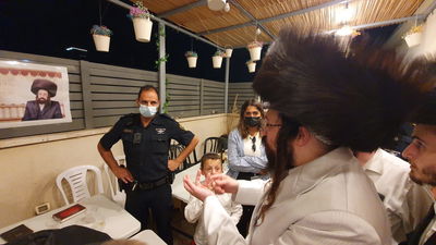 השוטרים פרצו לטיש של האדמו"ר ממז'יבוז'