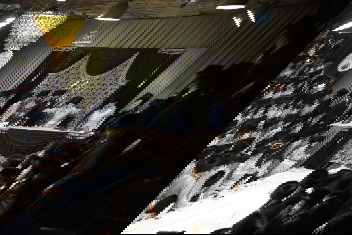 תיעוד מרומם: טיש נעילת החג בפינסק קרלין