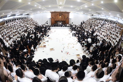 טיש נעילת החג. ארכיון