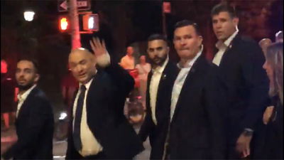 החג של ראש הממשלה: חצי שעה של צעידה במנהטן מבית הכנסת