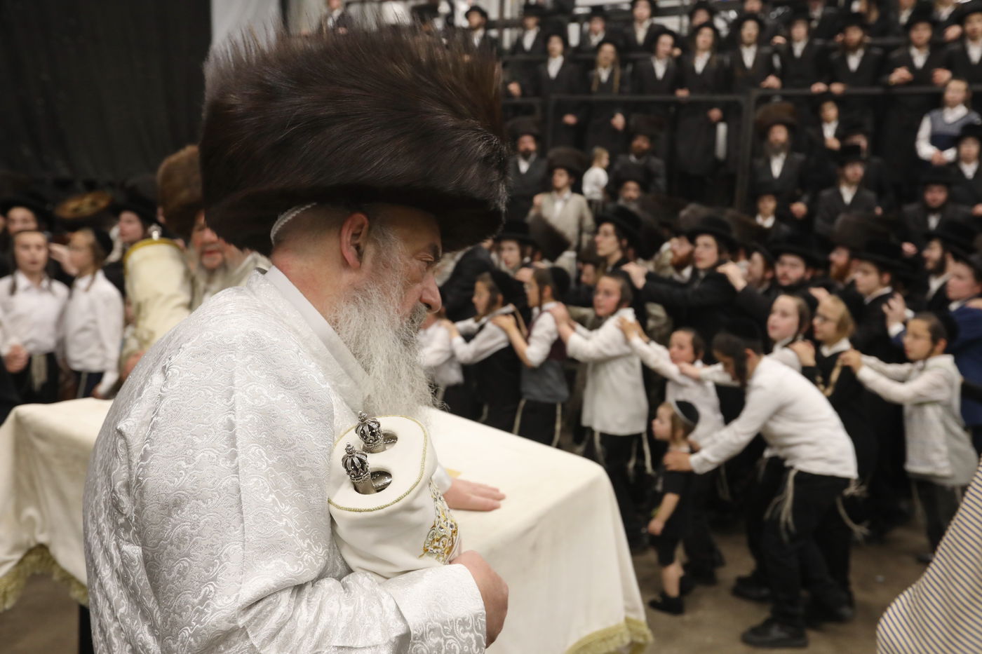 צפו: הריקוד המפתיע של הגבאי המיתולוגי ב'טיש' בלעלוב