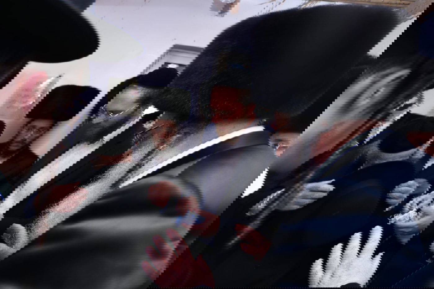 רגע לפני הבריחה: תיעוד מפגישת הגר"ש אלתר עם הגר"ד לנדו