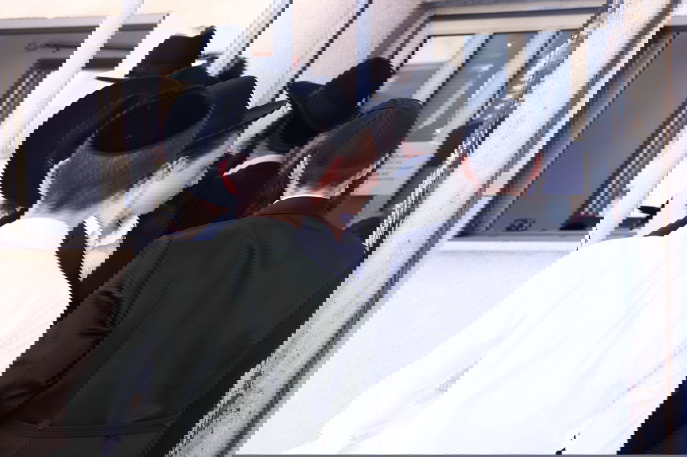 רגע לפני הבריחה: תיעוד מפגישת הגר"ש אלתר עם הגר"ד לנדו