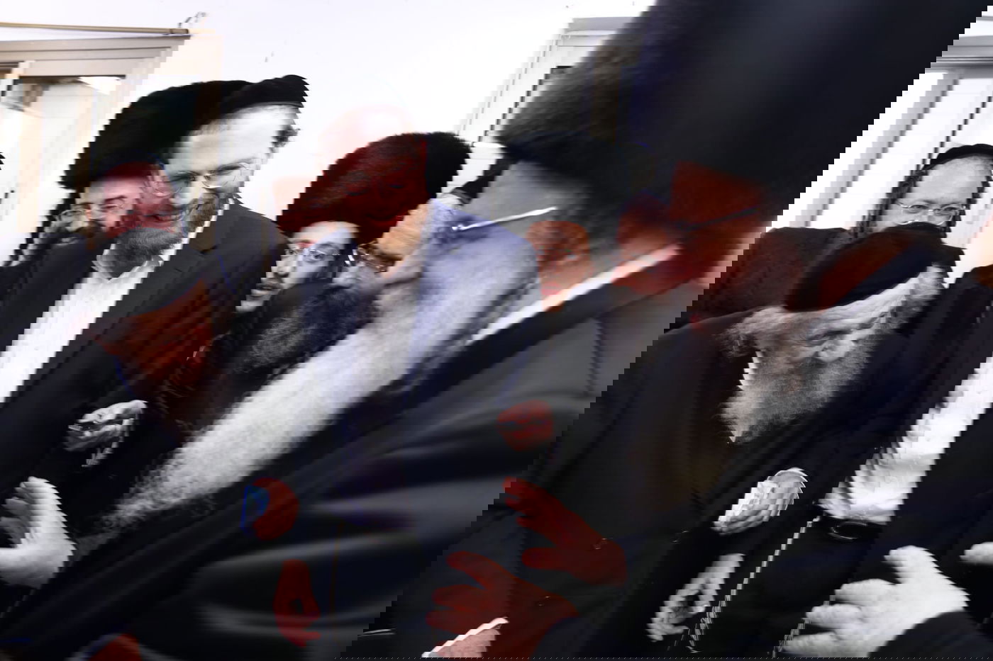 רגע לפני הבריחה: תיעוד מפגישת הגר"ש אלתר עם הגר"ד לנדו