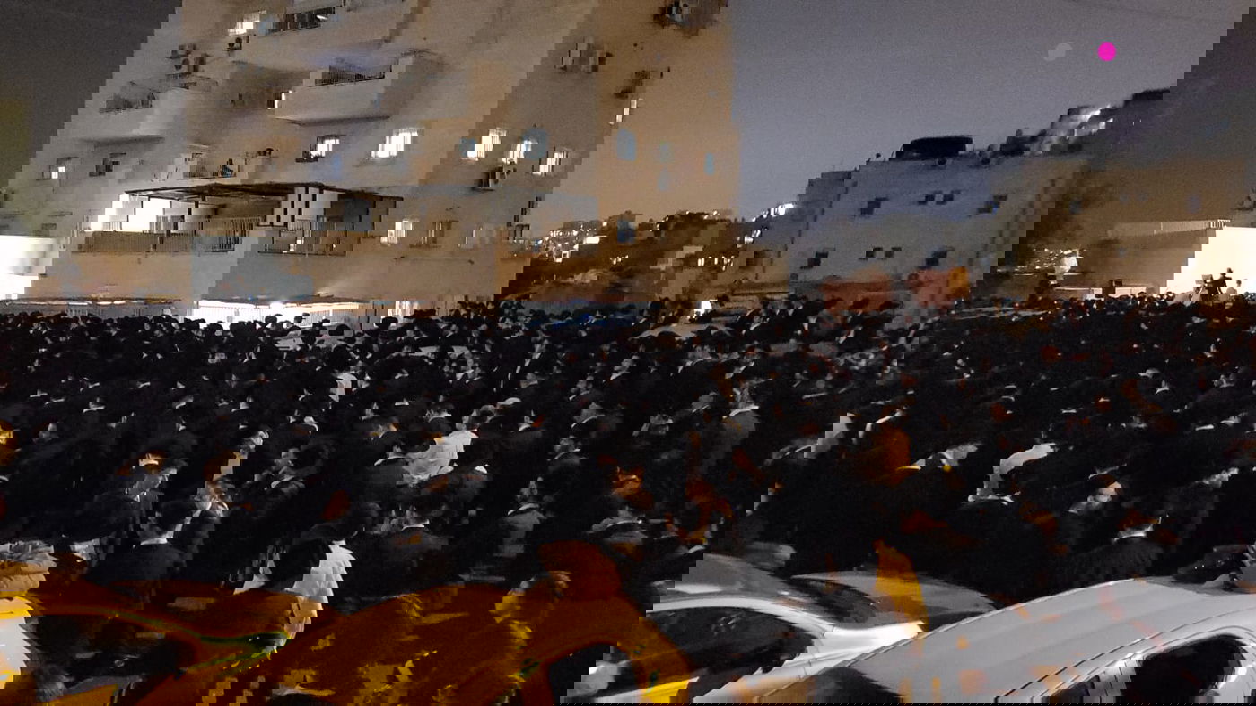 תיעוד: מאות רבות ליוו את המשגיח למנוחות