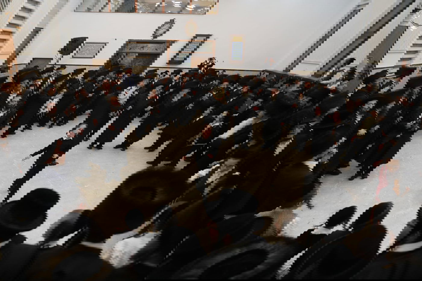 הריקוד של הרבי מזוועהיל בהקפות שניות