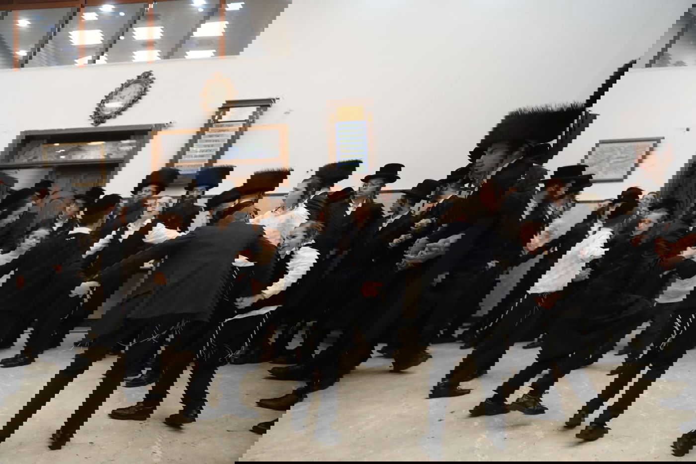 הריקוד של הרבי מזוועהיל בהקפות שניות