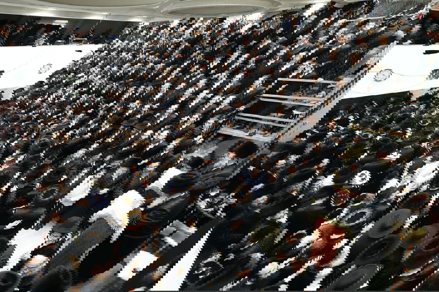 תיעוד: הקפות שניות בקהילת הגר"ש אלתר