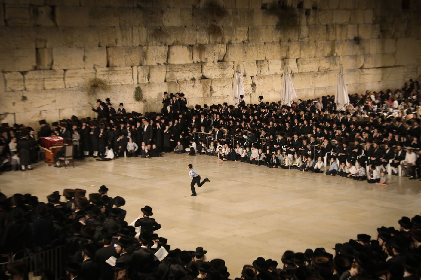 בראשות האדמו"ר: חסידי ויז'ניץ התפללו בכותל
