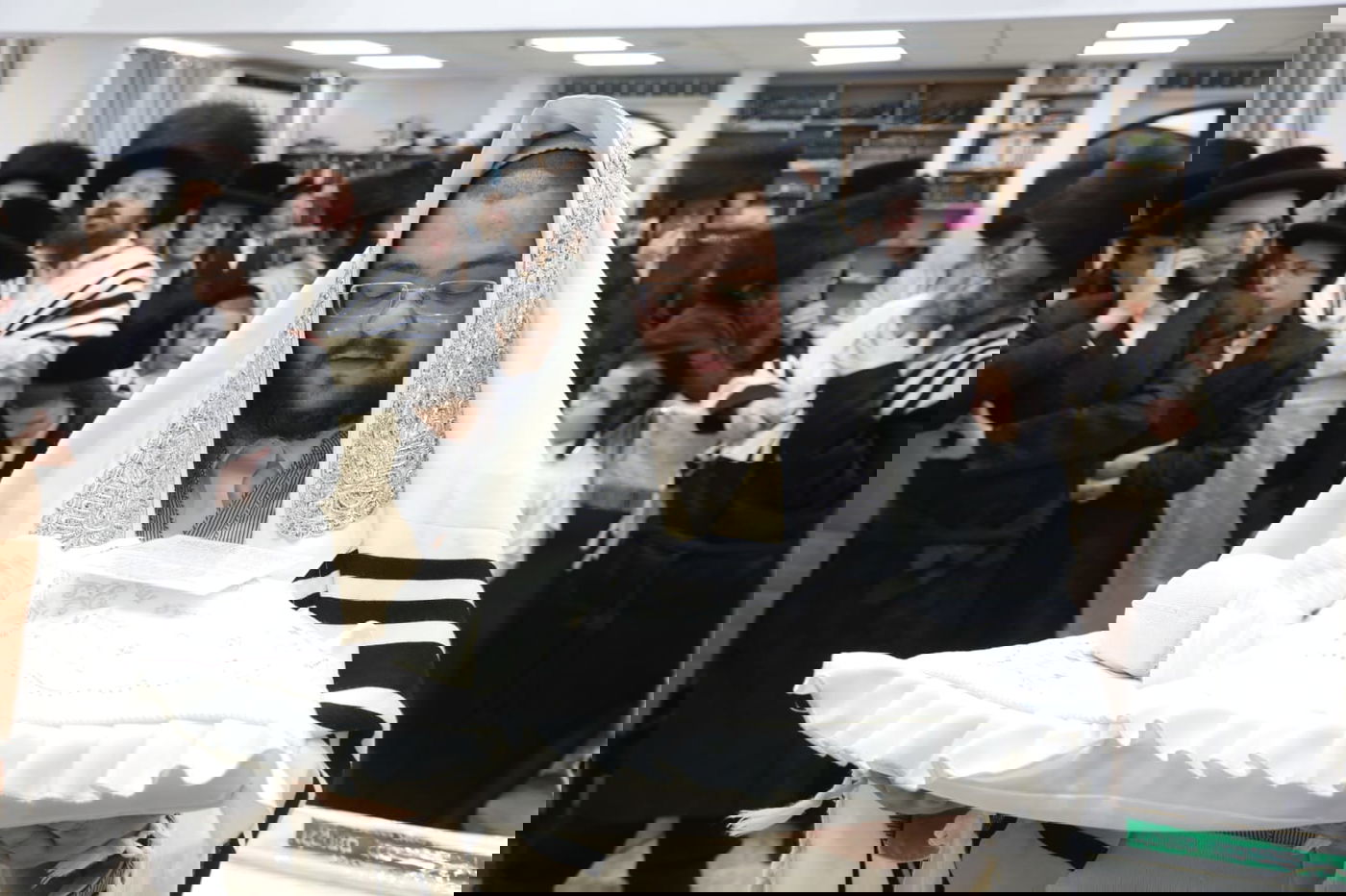 תיעוד: שמחת הברית לנין האדמו"ר מלעלוב י"ם