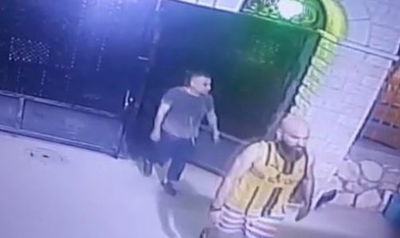 האסירים יוצאים מהמסגד