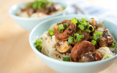 בצ'יק צ'ק: פסטה עם נקניקיות ושׁוּמׇר