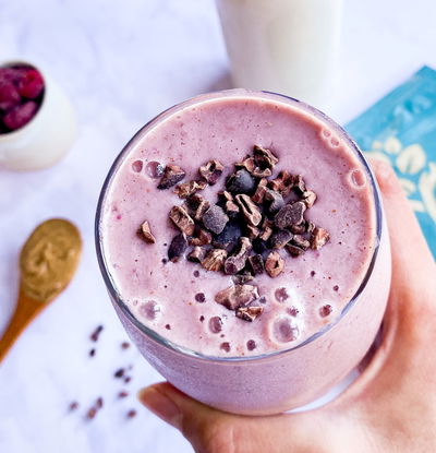 שייק טבעוני עם בננות ופירות יער