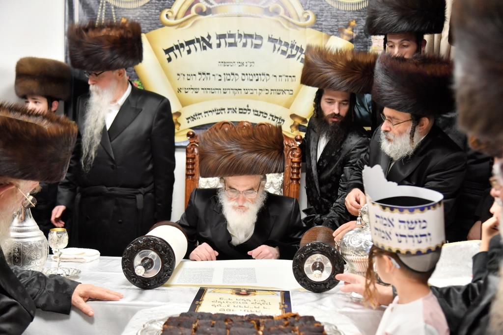 בויז'ניץ חגגו הכנסת ספר תורה בשילוב 'טיש נעילת החג'