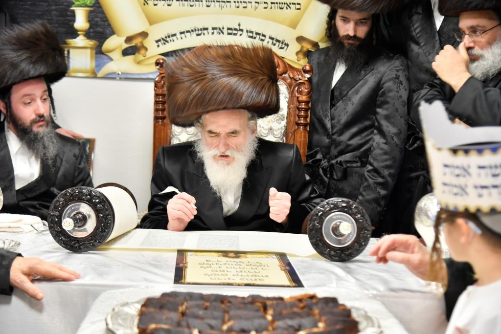 בויז'ניץ חגגו הכנסת ספר תורה בשילוב 'טיש נעילת החג'