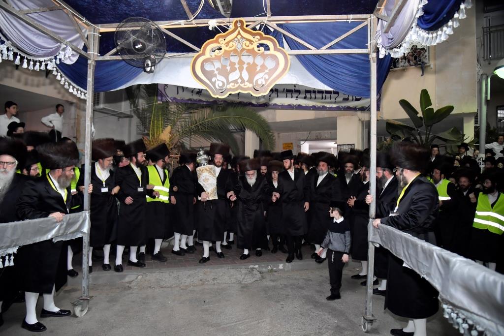 בויז'ניץ חגגו הכנסת ספר תורה בשילוב 'טיש נעילת החג'