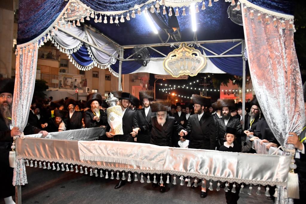 בויז'ניץ חגגו הכנסת ספר תורה בשילוב 'טיש נעילת החג'