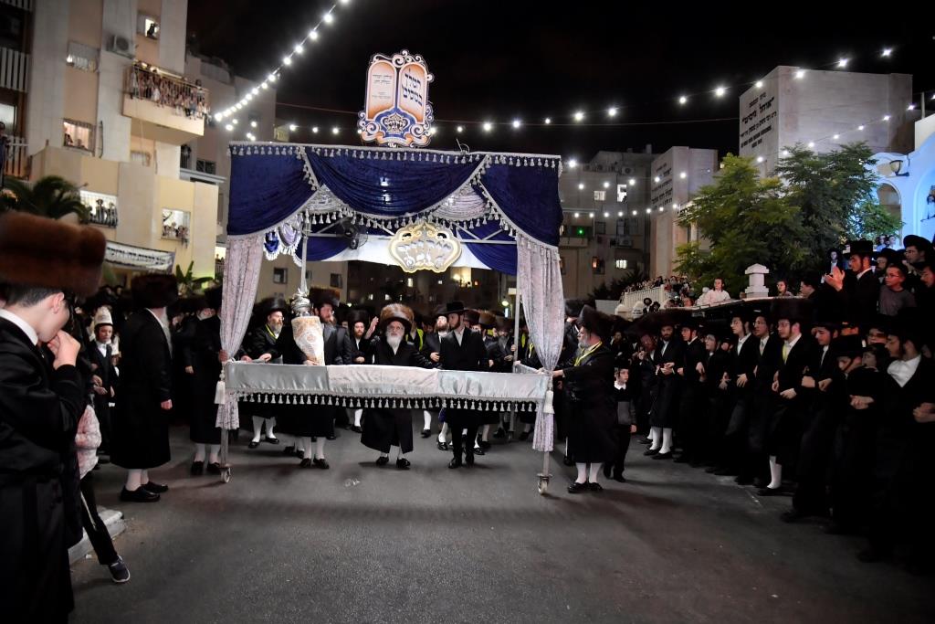 בויז'ניץ חגגו הכנסת ספר תורה בשילוב 'טיש נעילת החג'