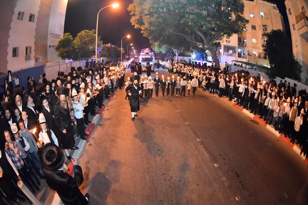 בויז'ניץ חגגו הכנסת ספר תורה בשילוב 'טיש נעילת החג'