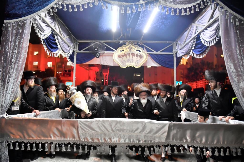 בויז'ניץ חגגו הכנסת ספר תורה בשילוב 'טיש נעילת החג'