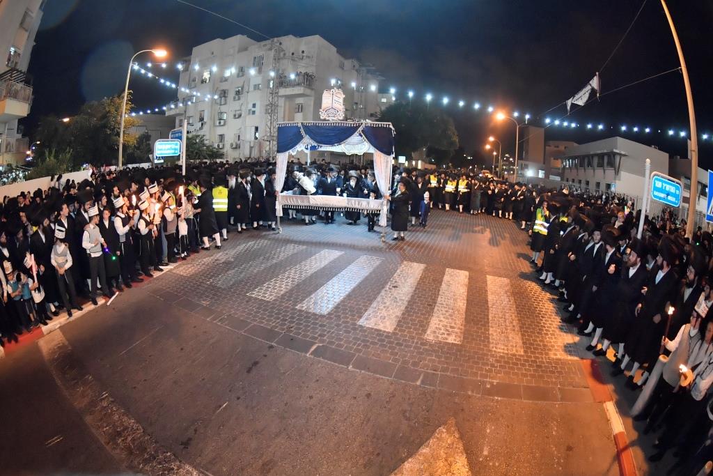 בויז'ניץ חגגו הכנסת ספר תורה בשילוב 'טיש נעילת החג'