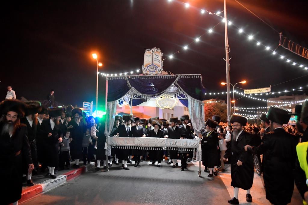 בויז'ניץ חגגו הכנסת ספר תורה בשילוב 'טיש נעילת החג'