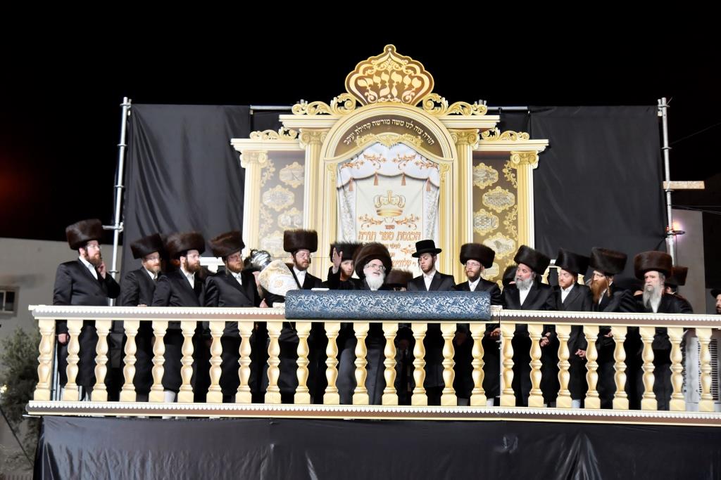 בויז'ניץ חגגו הכנסת ספר תורה בשילוב 'טיש נעילת החג'