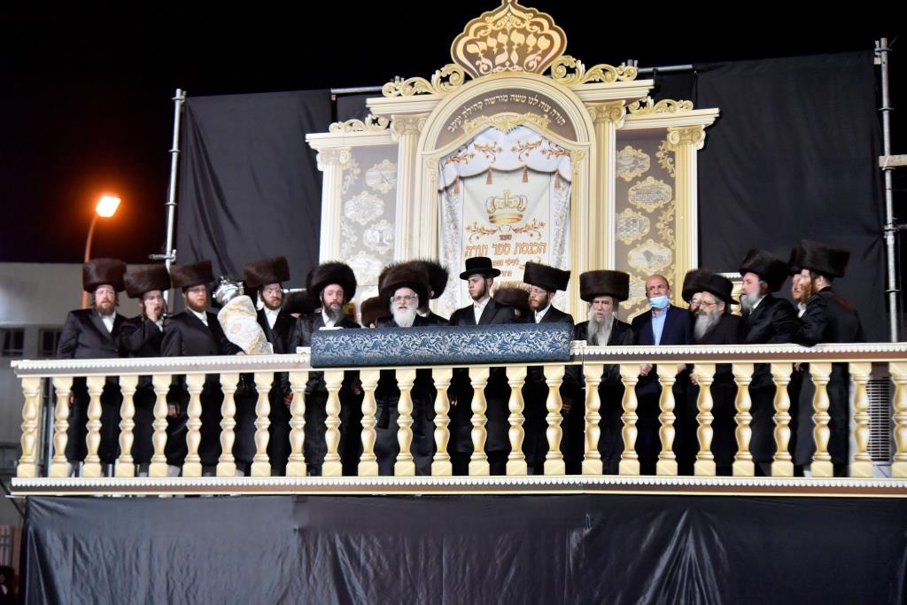 בויז'ניץ חגגו הכנסת ספר תורה בשילוב 'טיש נעילת החג'