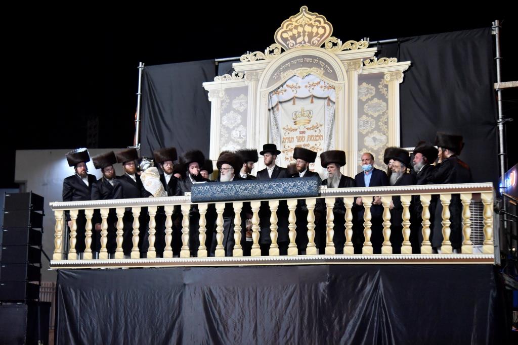 בויז'ניץ חגגו הכנסת ספר תורה בשילוב 'טיש נעילת החג'