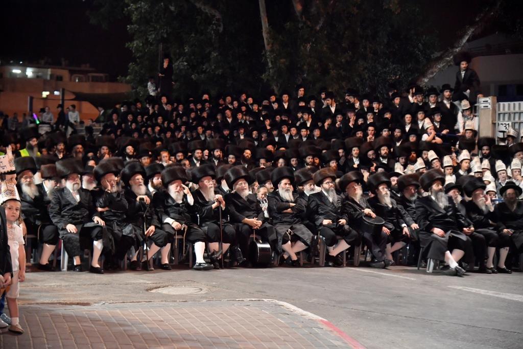 בויז'ניץ חגגו הכנסת ספר תורה בשילוב 'טיש נעילת החג'