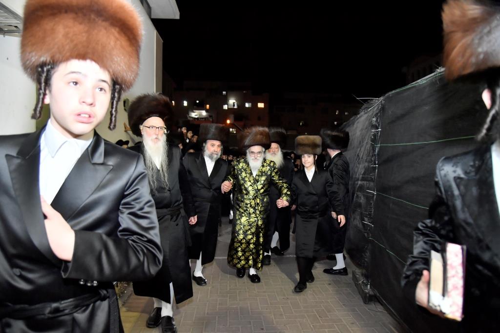 בויז'ניץ חגגו הכנסת ספר תורה בשילוב 'טיש נעילת החג'