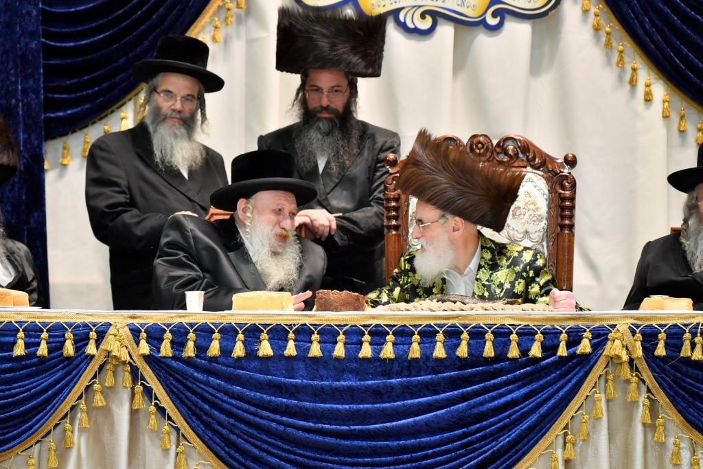 בויז'ניץ חגגו הכנסת ספר תורה בשילוב 'טיש נעילת החג'