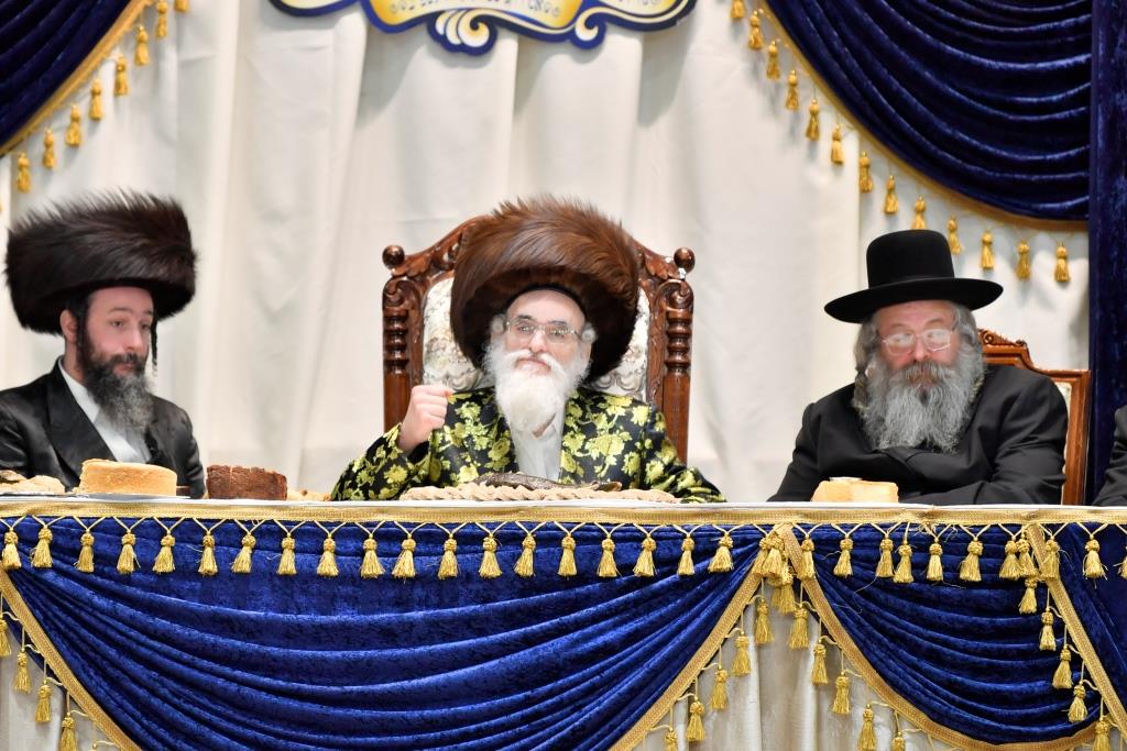 בויז'ניץ חגגו הכנסת ספר תורה בשילוב 'טיש נעילת החג'