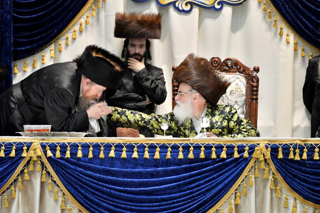 בויז'ניץ חגגו הכנסת ספר תורה בשילוב 'טיש נעילת החג'