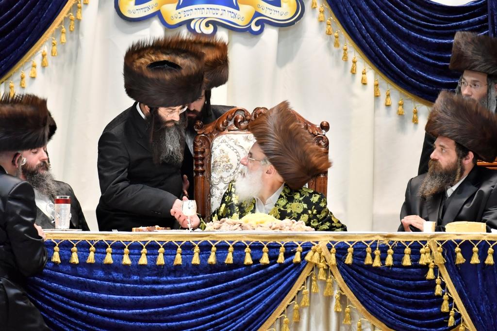 בויז'ניץ חגגו הכנסת ספר תורה בשילוב 'טיש נעילת החג'