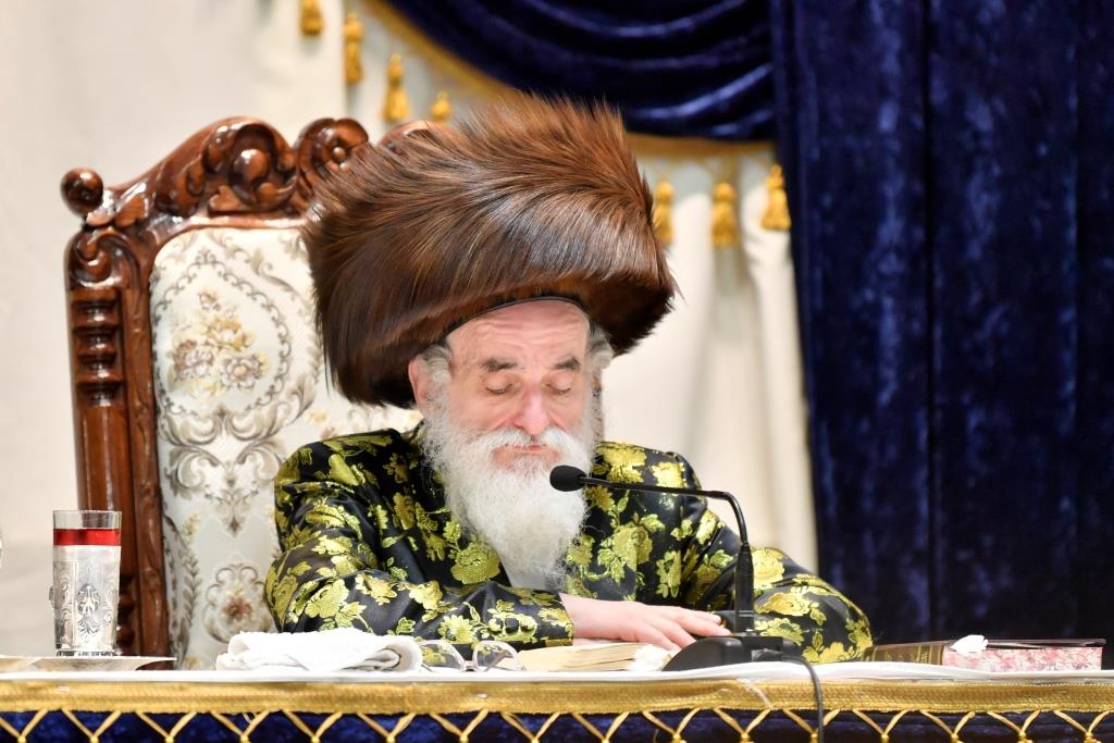 בויז'ניץ חגגו הכנסת ספר תורה בשילוב 'טיש נעילת החג'