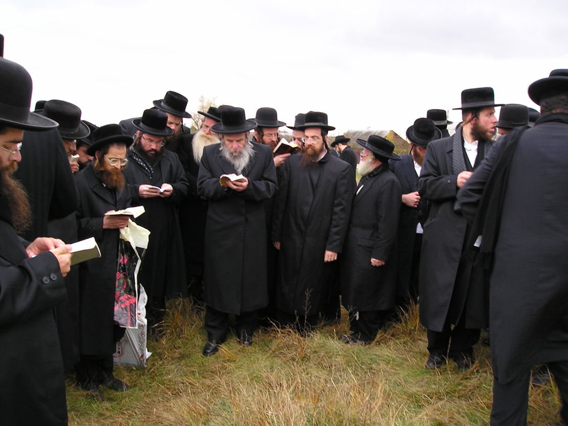 האדמו"ר מסלאנים בתפילה על קברי אבות