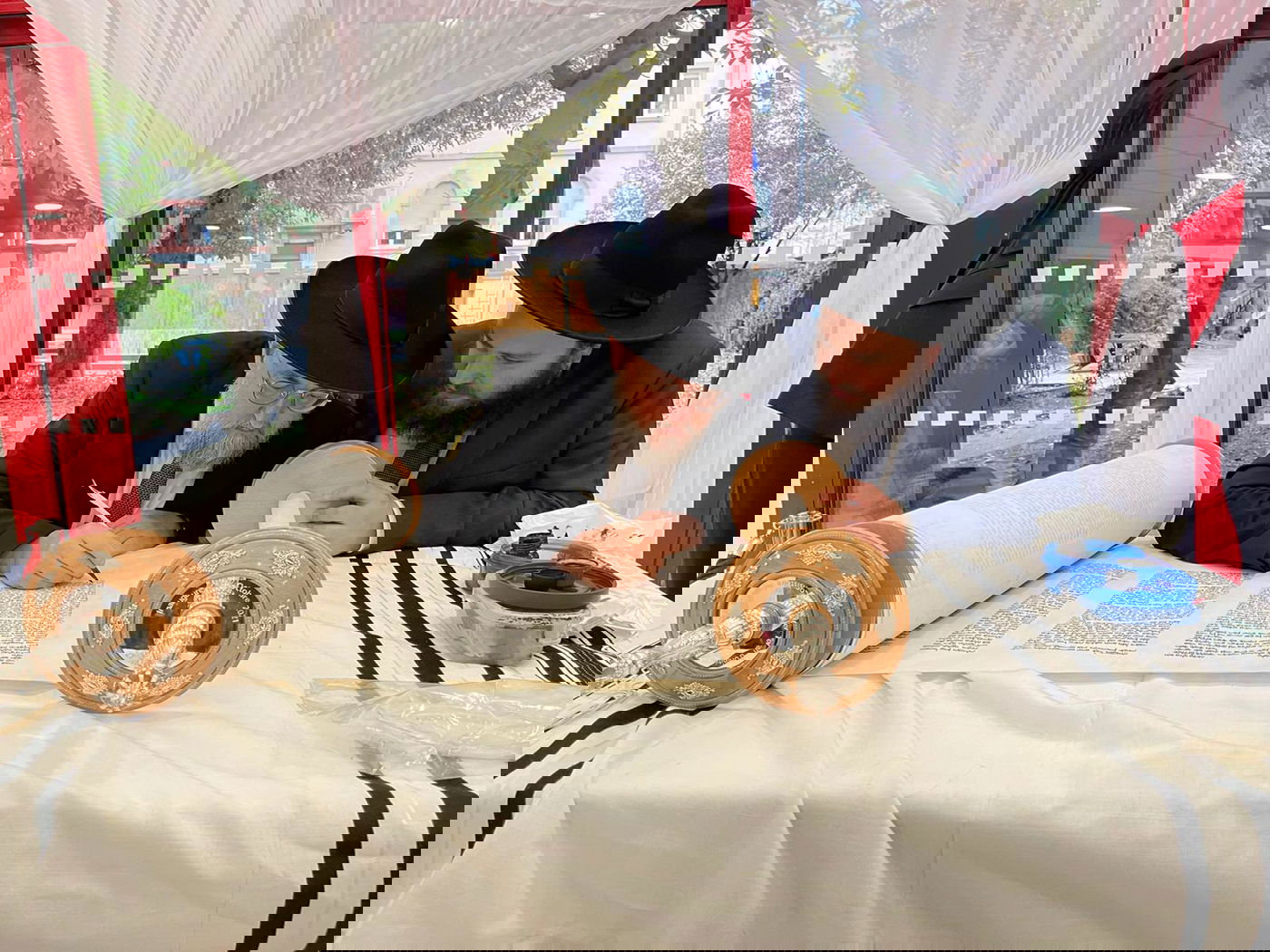 שטרסבורג: חולי קורונה שהחלימו רקדו עם ספרי התורה