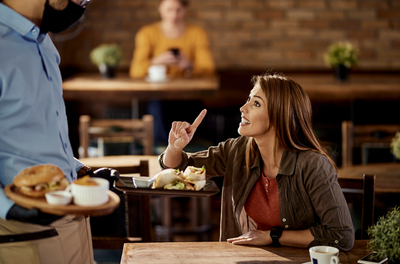 כשאתם הולכים למסעדה, אל תרגיזו את המלצר שלכם