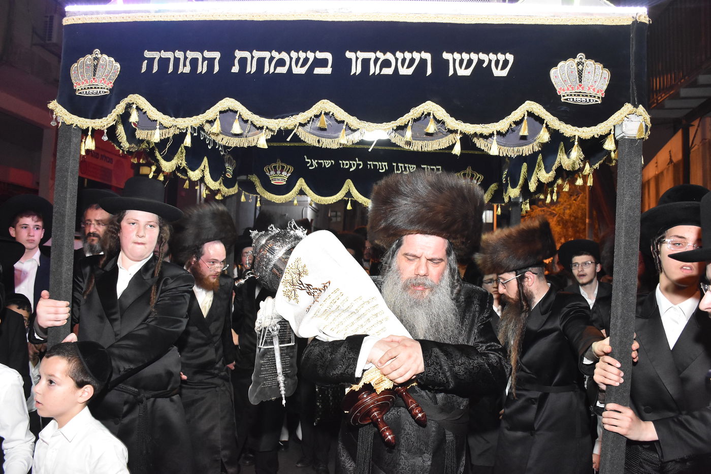 בראשות הרבי: בקוידינוב חגגו הכנסת ספר תורה