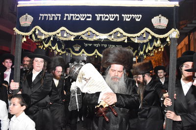 בראשות הרבי: בקוידינוב חגגו הכנסת ספר תורה