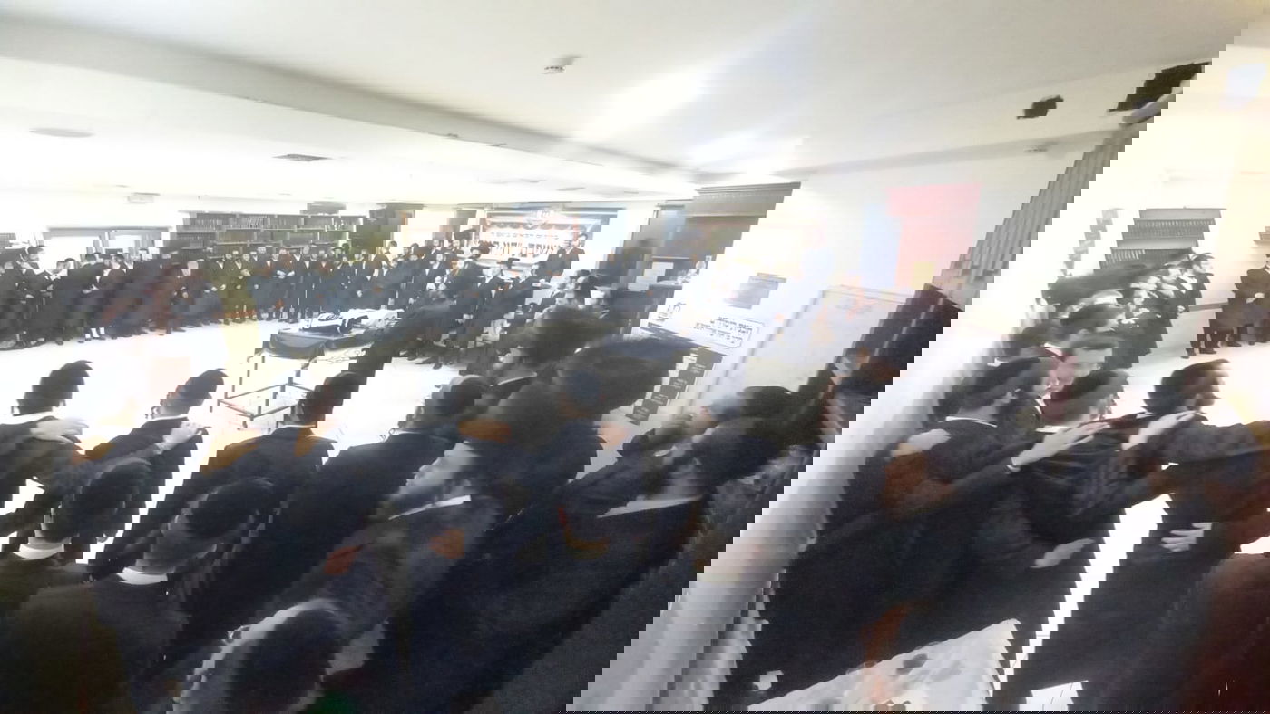 הבחורים רוקדים לכבודה של תורה