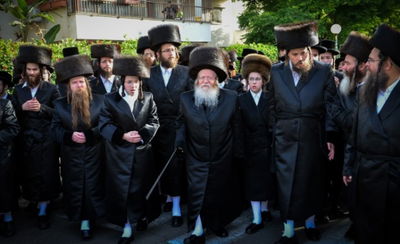 האדמו"ר מקרעטשניף (משמאל) לצד האדמו"ר מדז'יקוב