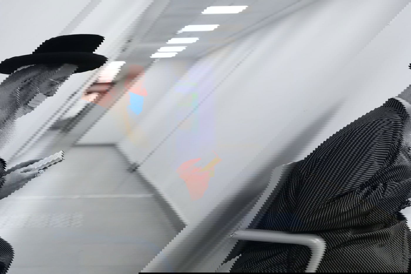 בכניסה לחדר הוועדה, לפני העדות