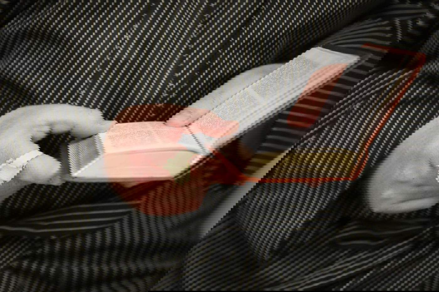 הטבעת על האצבע של הרב הלר