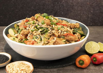 אטריות אורז וירקות מוקפצים ברוטב חמאת בוטנים וסויה