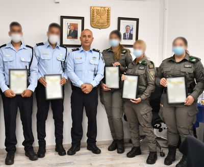 השוטרים ולוחמי המג"ב עם התעודות