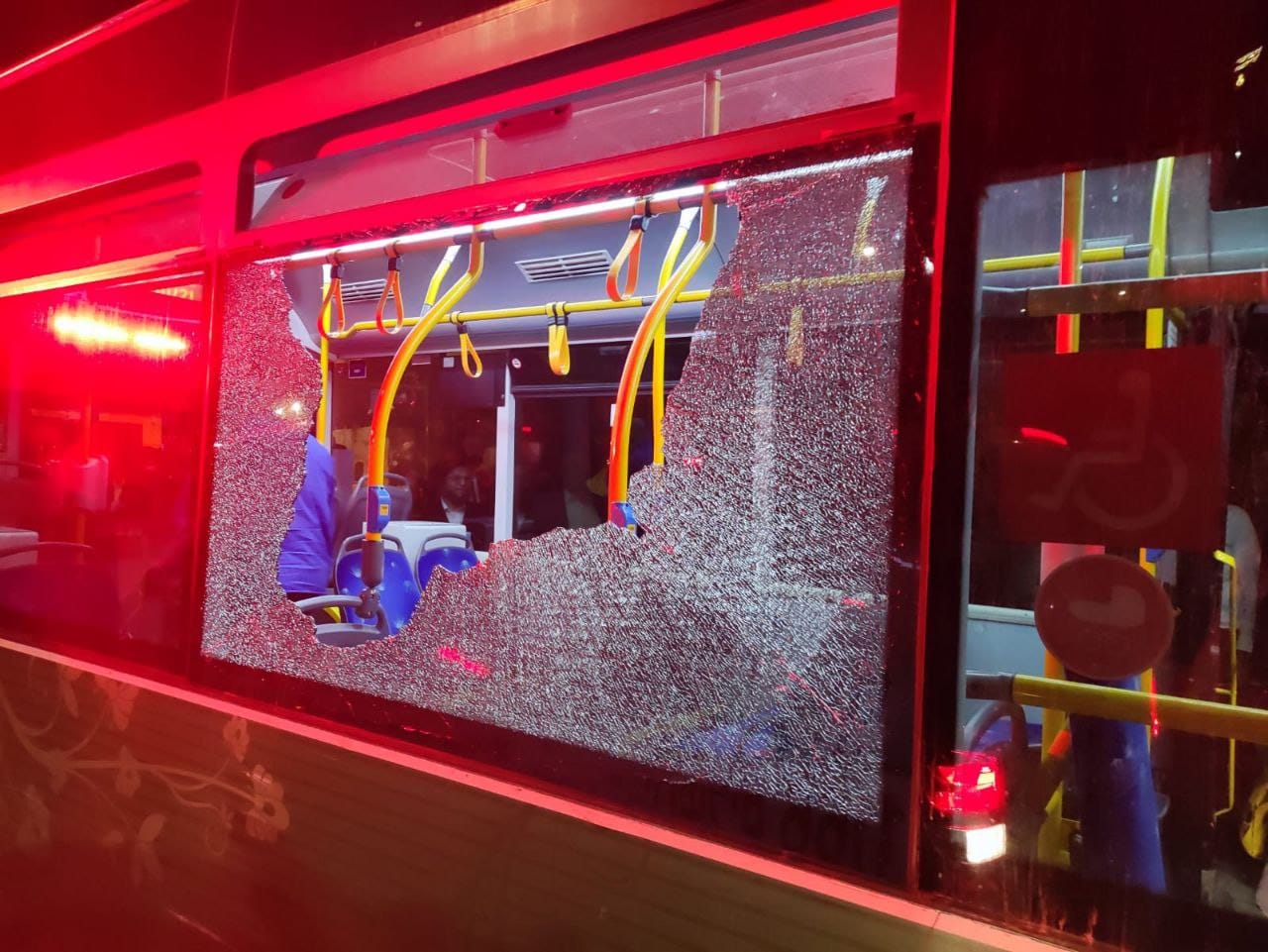 שמשת האוטובוס המנותצת