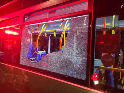 שמשת האוטובוס המנותצת