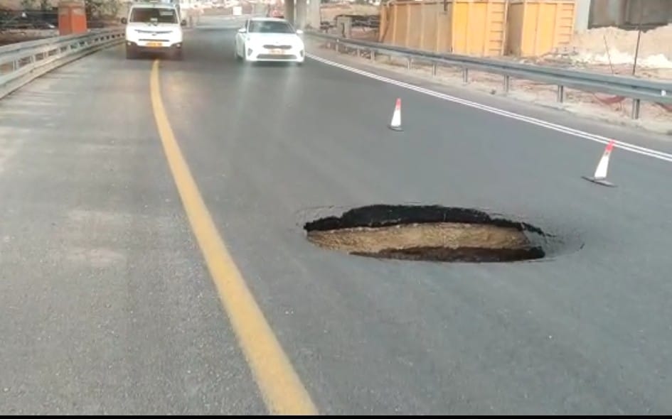 בולען נפער בכביש 200: הכביש נחסם לגמרי